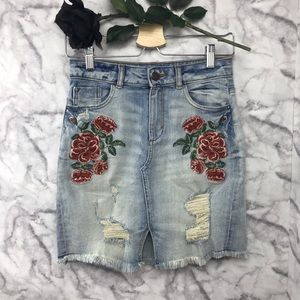 Zara Basic 1975 Denim Rose Patch Mini Skirt Small